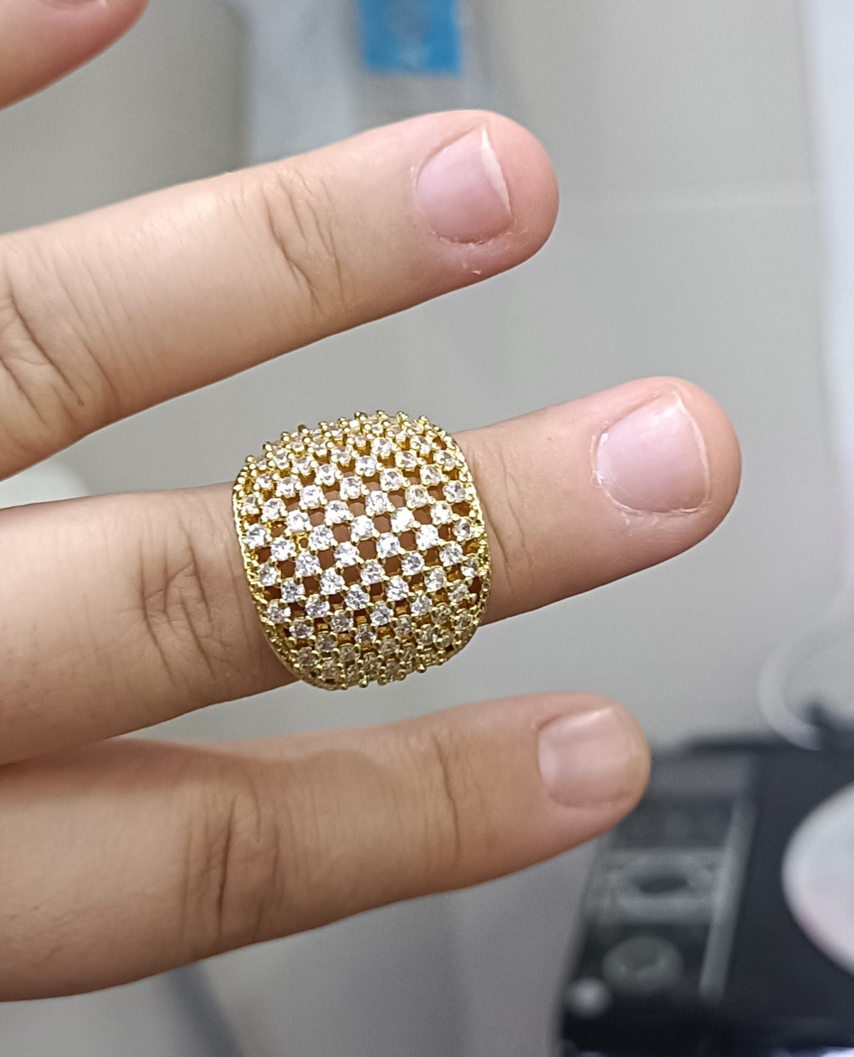 Anello con pietre